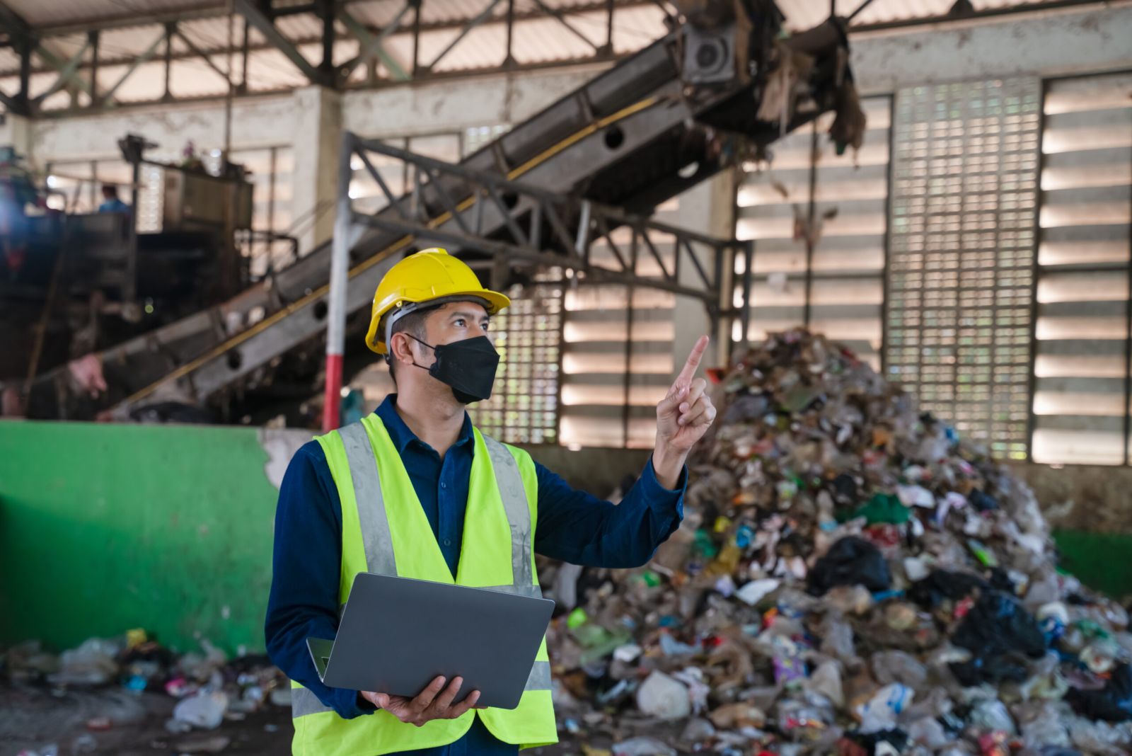 Un ingénieur en recyclage qui inspecte une installation de traitement des déchets.